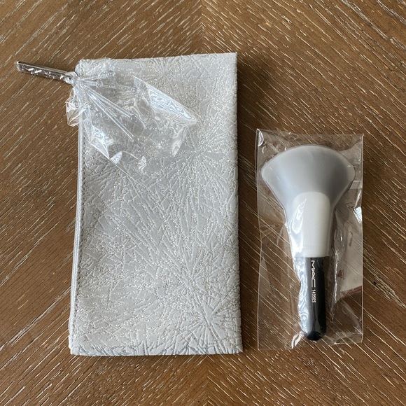 MAC 143SES Travel size face brush & Special Edition travel bag - Picture 2 of 15